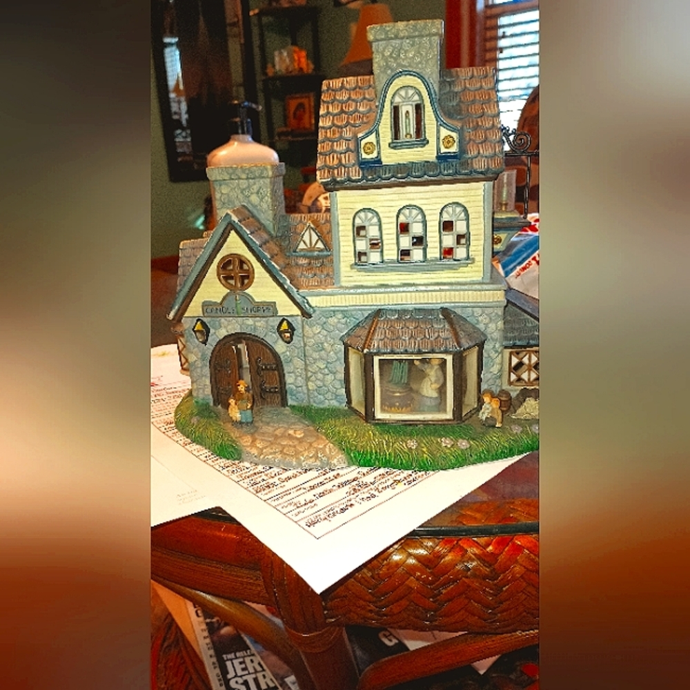 MINT CONDITION PARTY LITE OLDE WORLD VILLAGE 3 STORY CANDLE SHOPPE